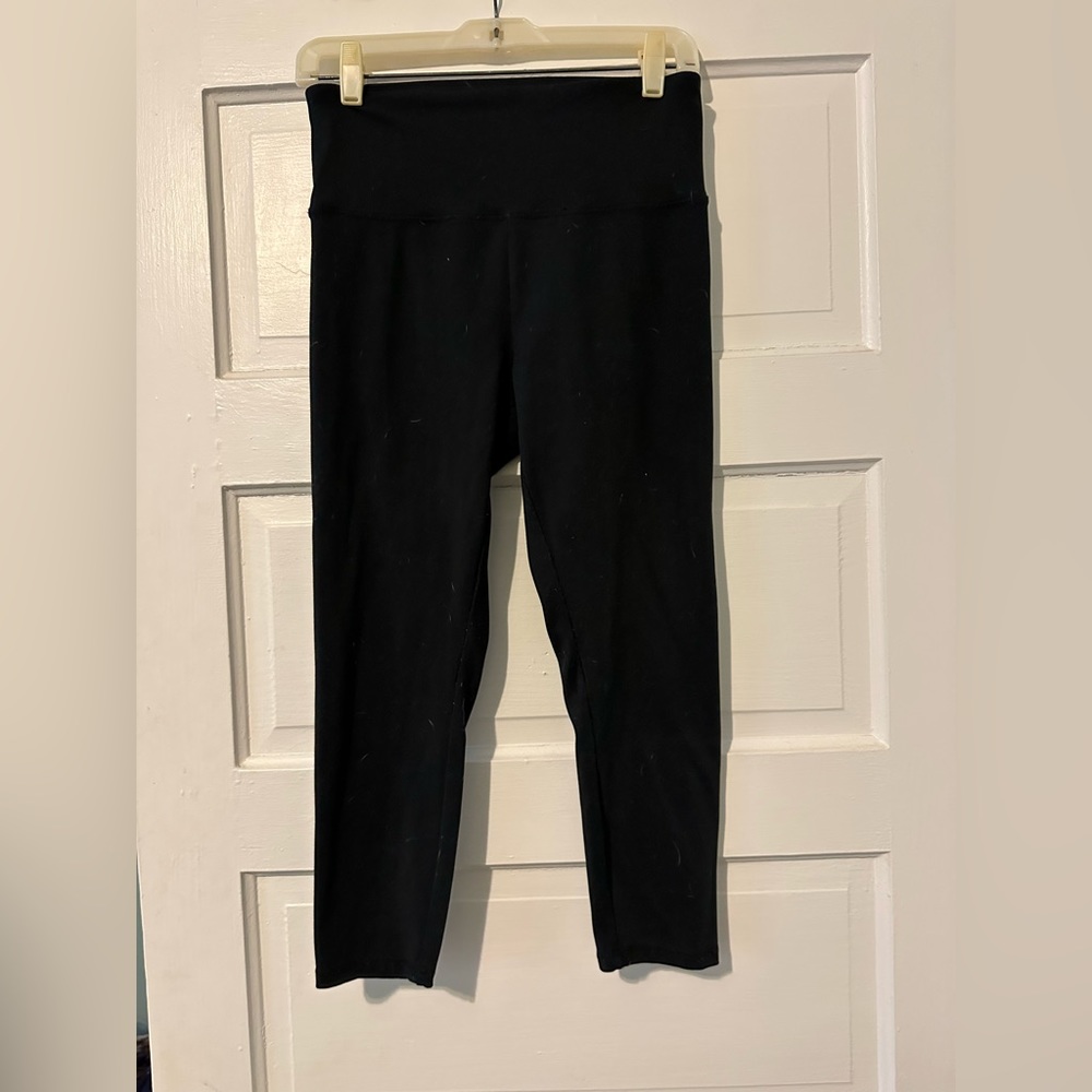 Solid black women’s balance leggings cropped.